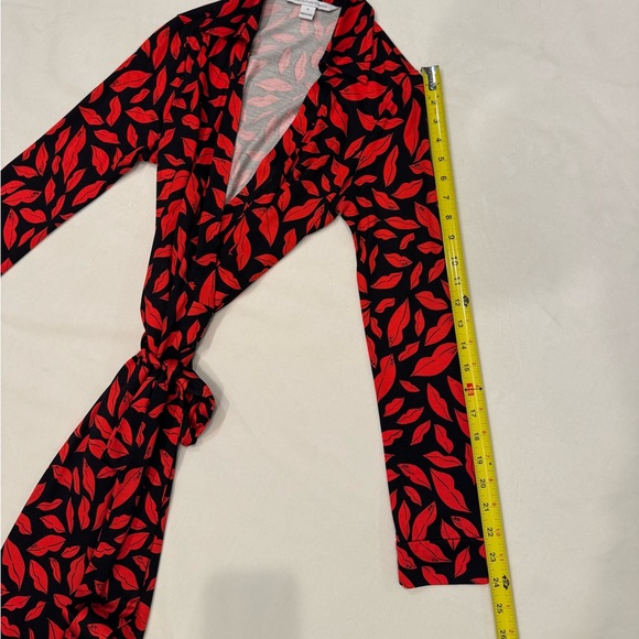 Diane Von Furstenburg Black Silk Jersey Wrap Dress With Red Lips Print - Picture 7 of 14
